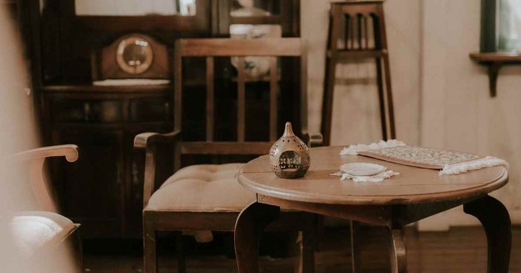 How to Clean and Maintain Older Homes Near Historic Districts